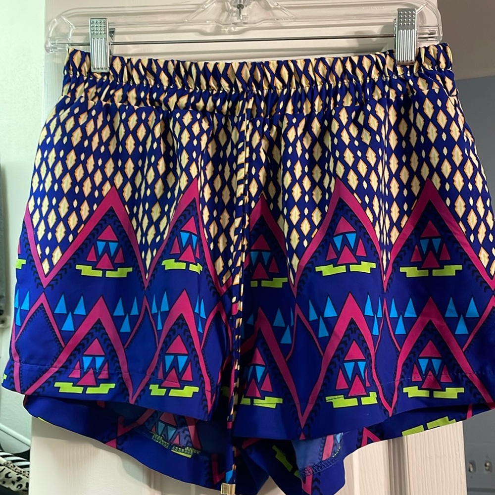 Francesca’s brand fun, geometric neon shorts with pockets. Size unknown S or M?